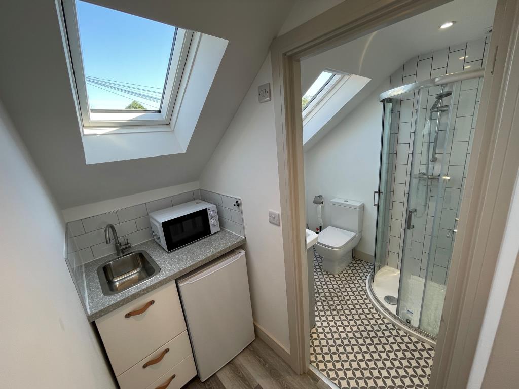 Lot: 61 - WELL PRESENTED SIX-BEDROOM HOUSE OF MULTIPLE OCCUPATION PROVIDING GOOD RENTAL INCOME - Room Six - kitchenette and shower room